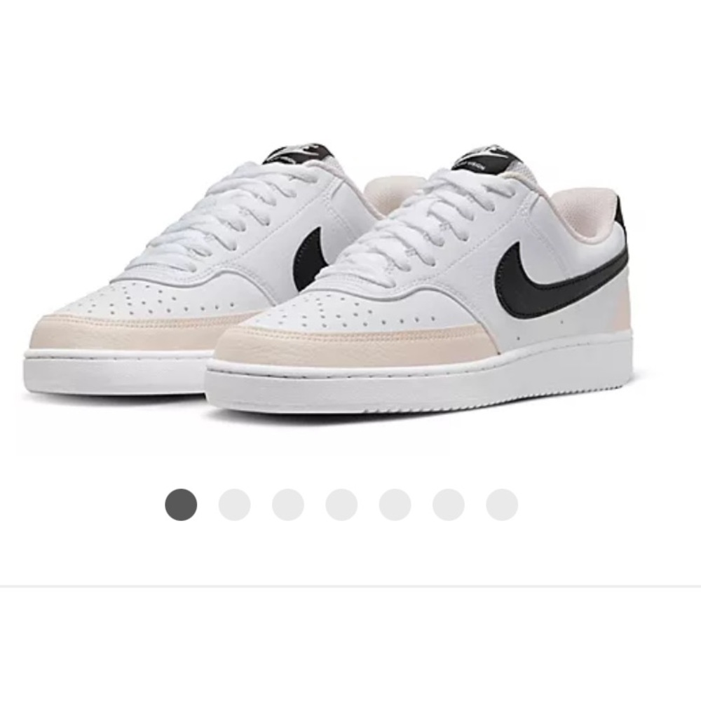 Nike WOMENS COURT VISION
LOW SNEAKER size 11